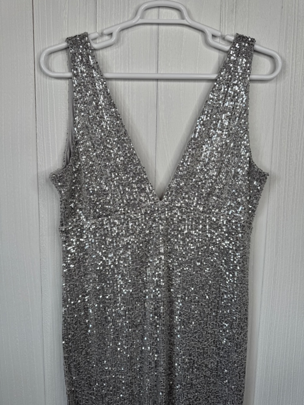 Abercrombie & Fitch Silver Sequin Plunge V-Neck Midi Dress - Picture 4 of 9